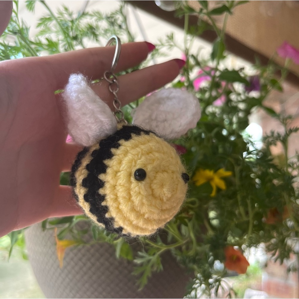 crochet bee keychain